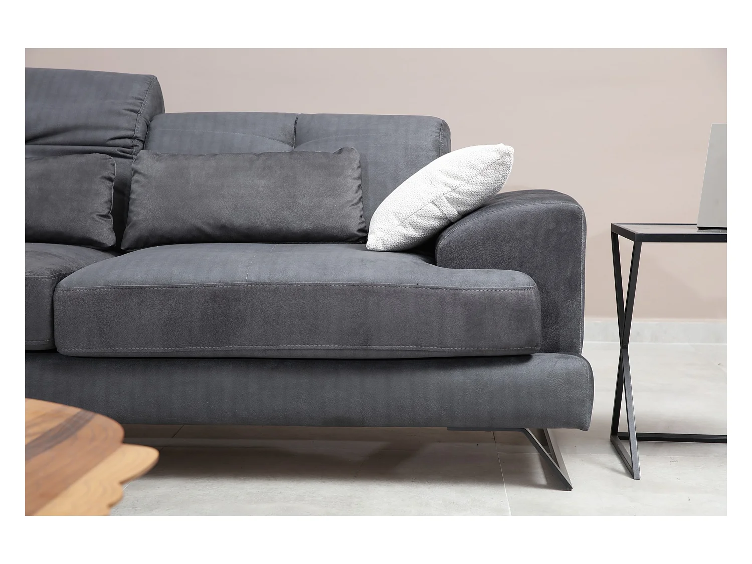 Canapé 3 places velours anthracite avec têtières relevables et pieds metal noir Briko 225cm