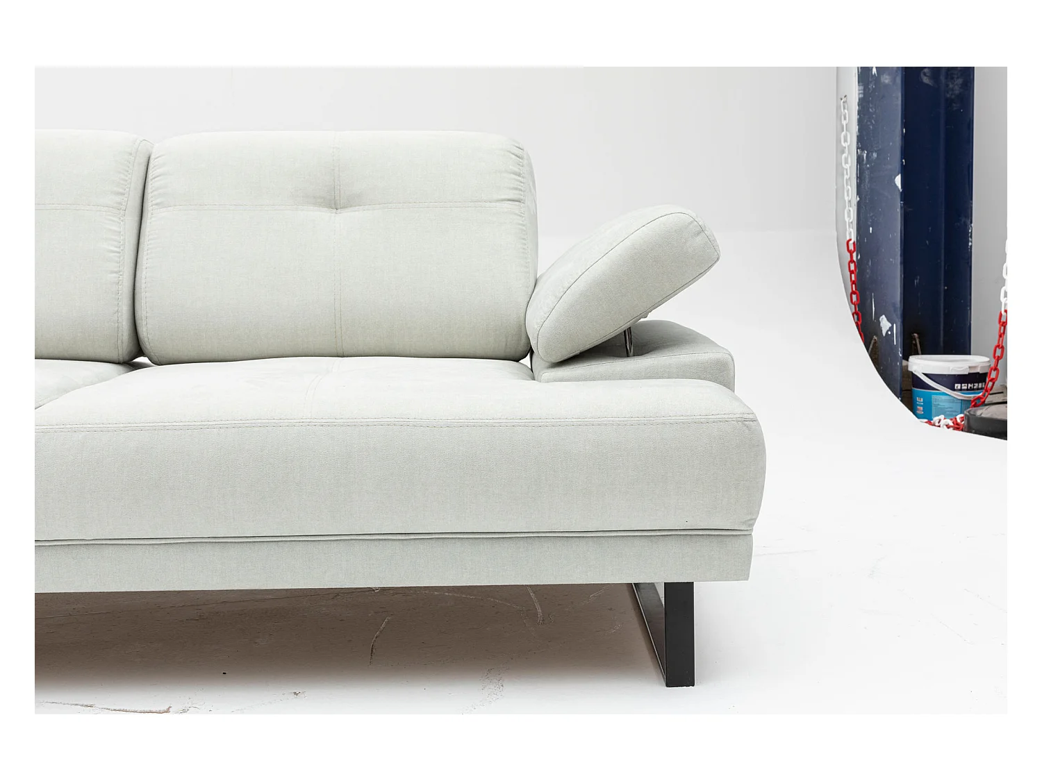 Canapé droit moderne 2 places tissu doux beige clair pieds métal noir Kustone 199cm