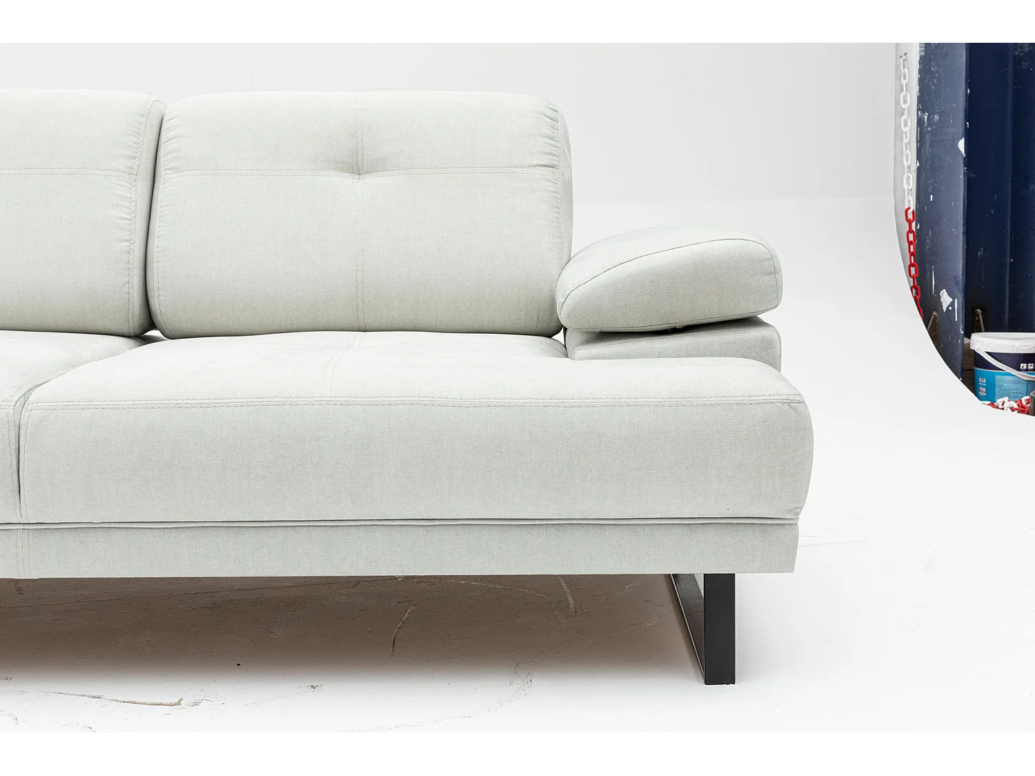 Moderne 2-zits rechte bank zacht lichtbeige stof zwart metalen poten Kustone 199 cm