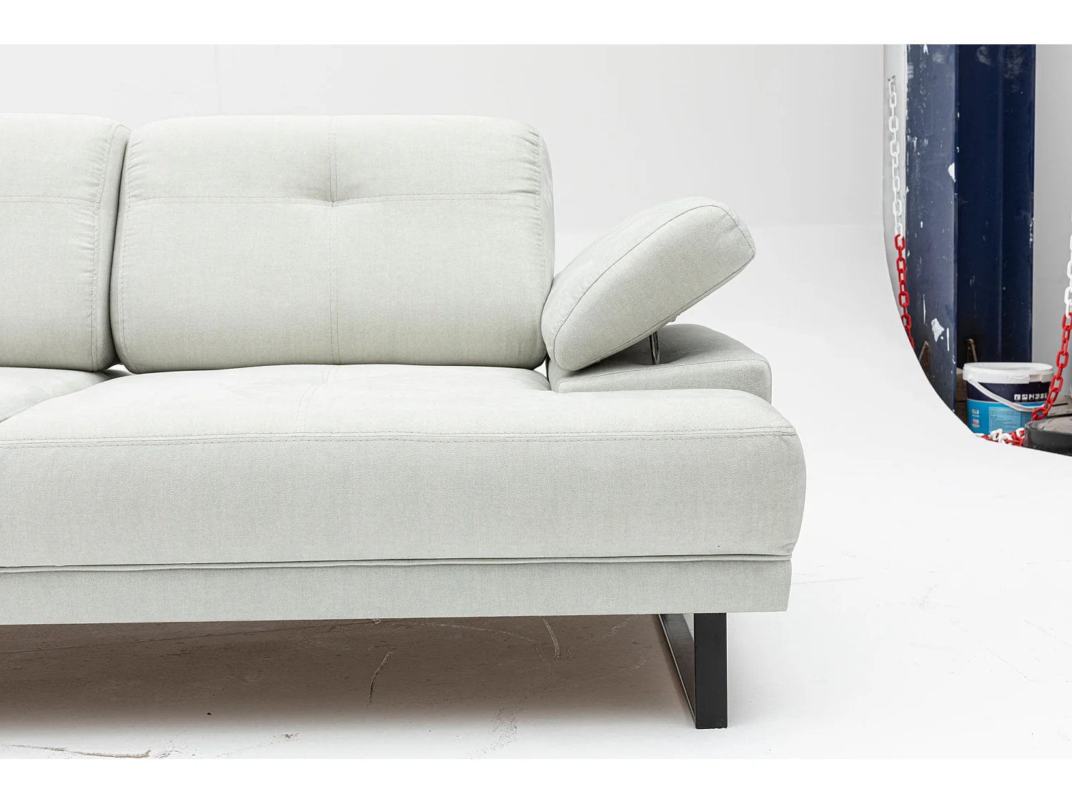 Moderne 2-zits rechte bank zacht lichtbeige stof zwart metalen poten Kustone 199 cm