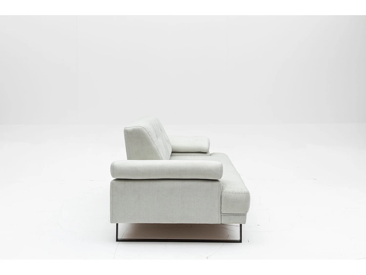 Moderne 2-zits rechte bank zacht lichtbeige stof zwart metalen poten Kustone 199 cm