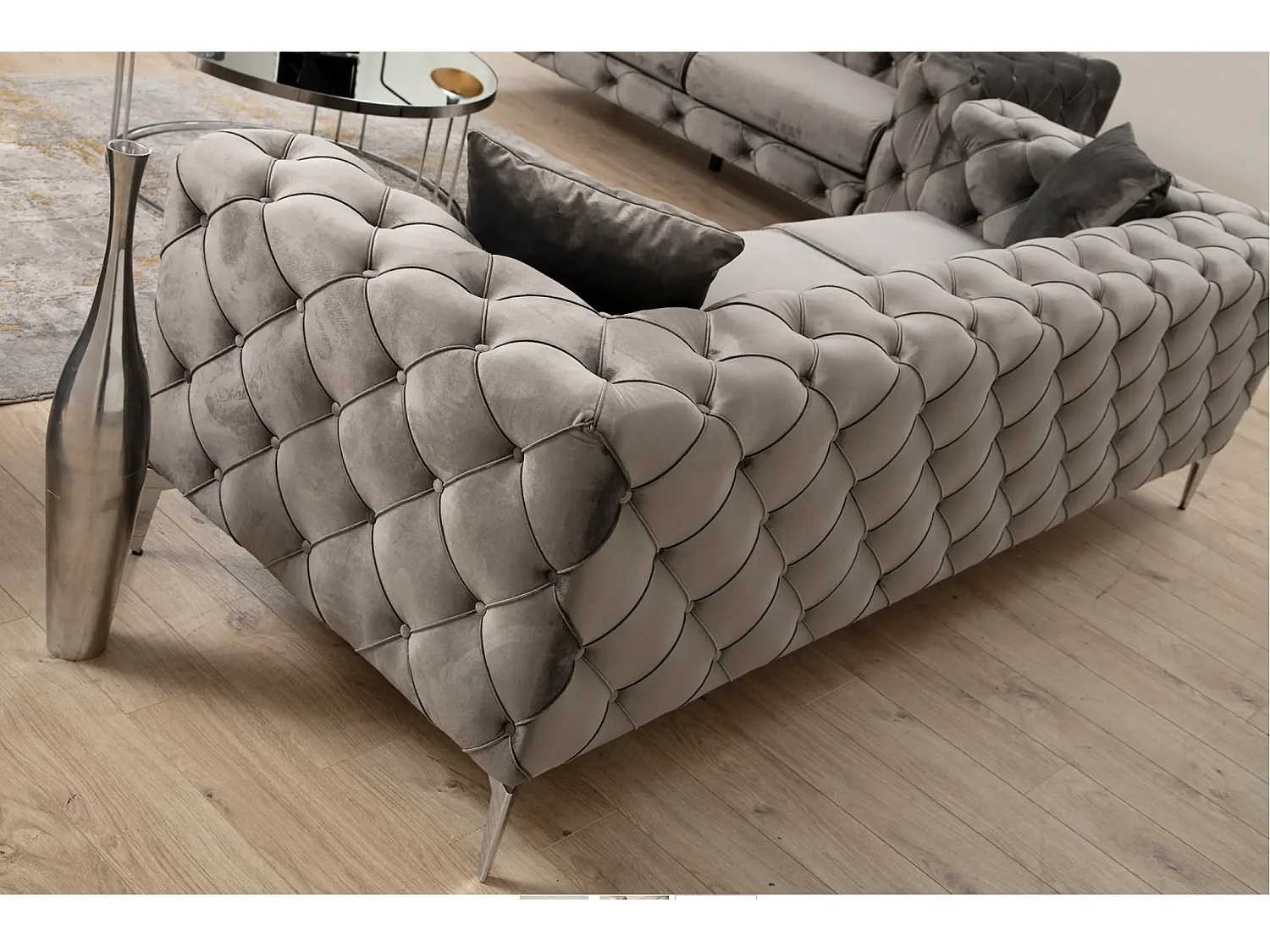 Canapé 2 places capitonné velours gris foncé et pieds chromés Herakles 197cm