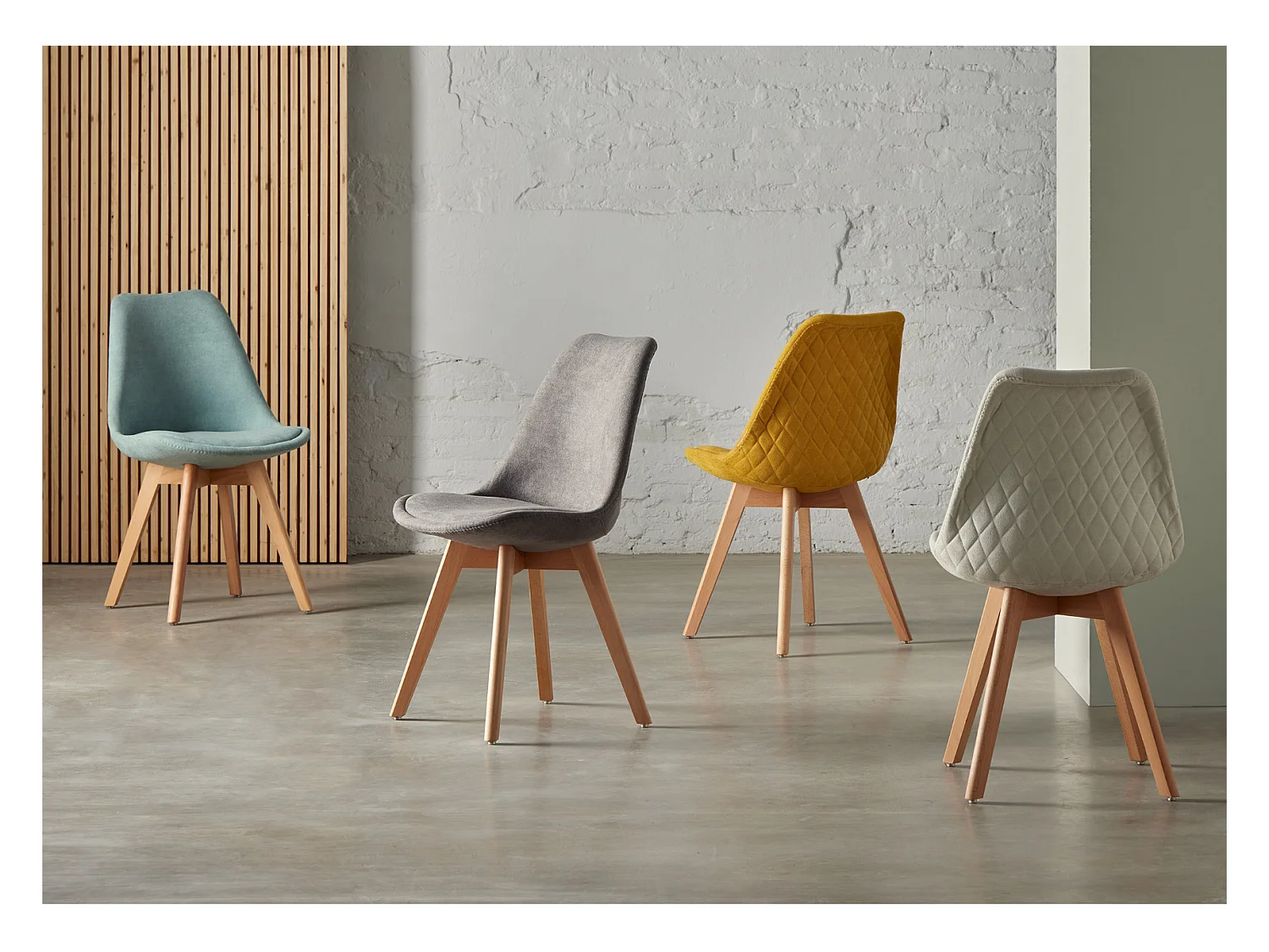 Chaise scandinave en tissu doux et bois de Hêtre Romba – Confort et élégance-Couleur Vert amande
