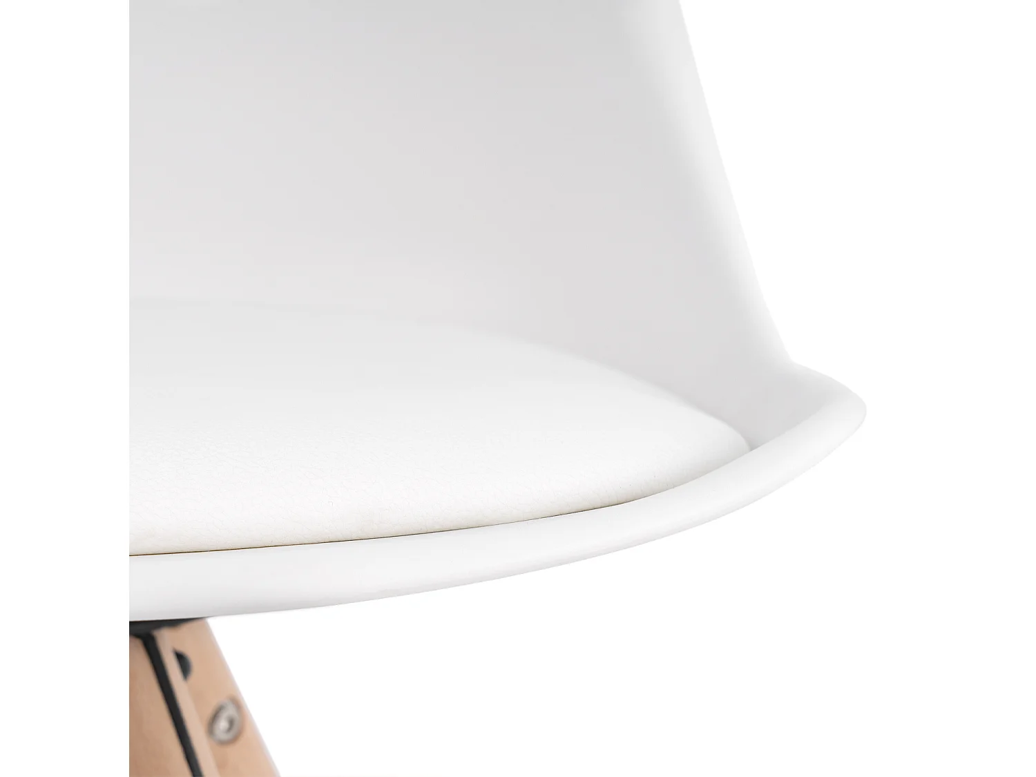 Chaise scandinave blanche assise coussin simili cuir Norda