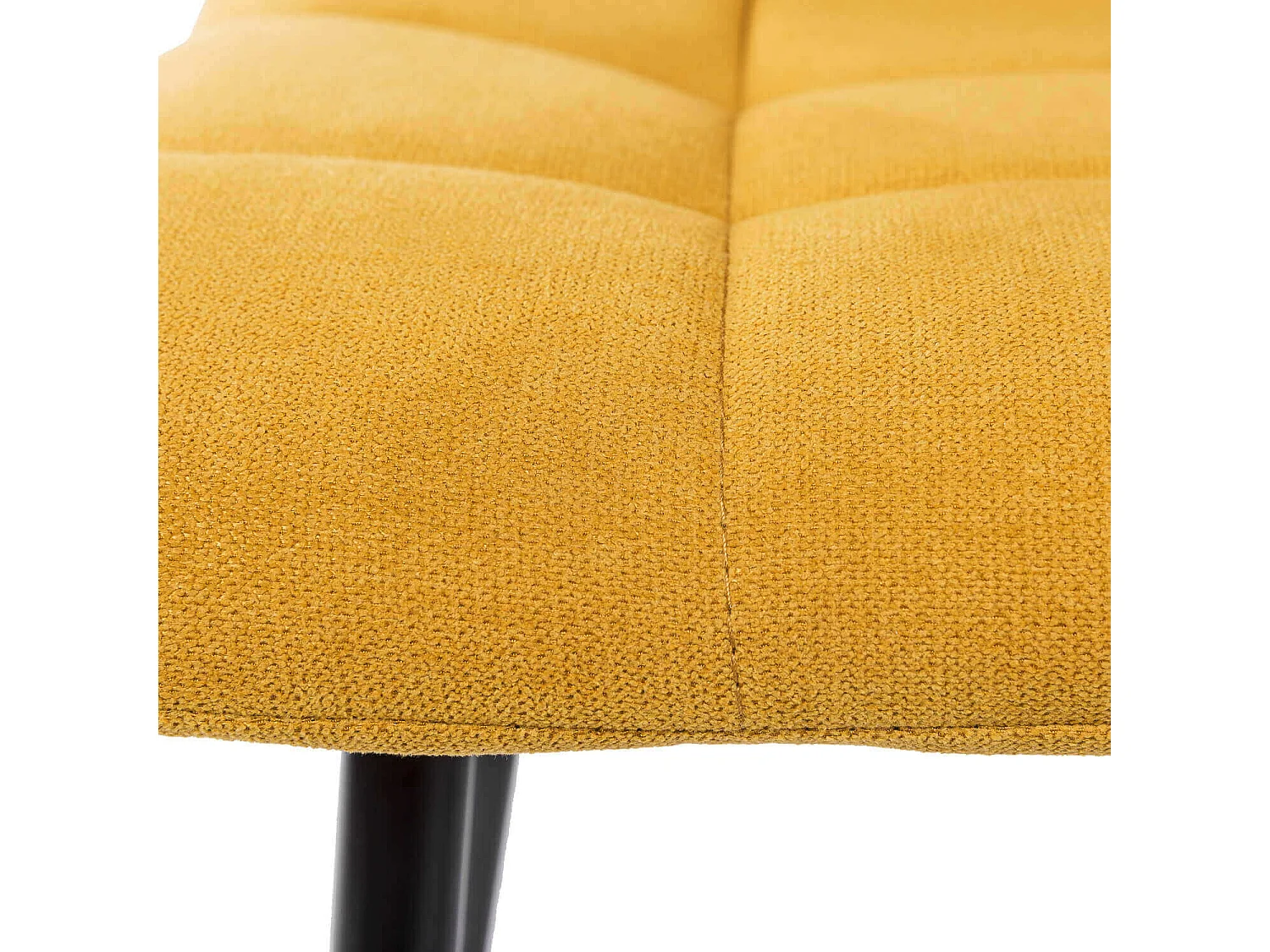 Design stoel in mosterd stof gestoffeerd en zwart metalen poten Livio