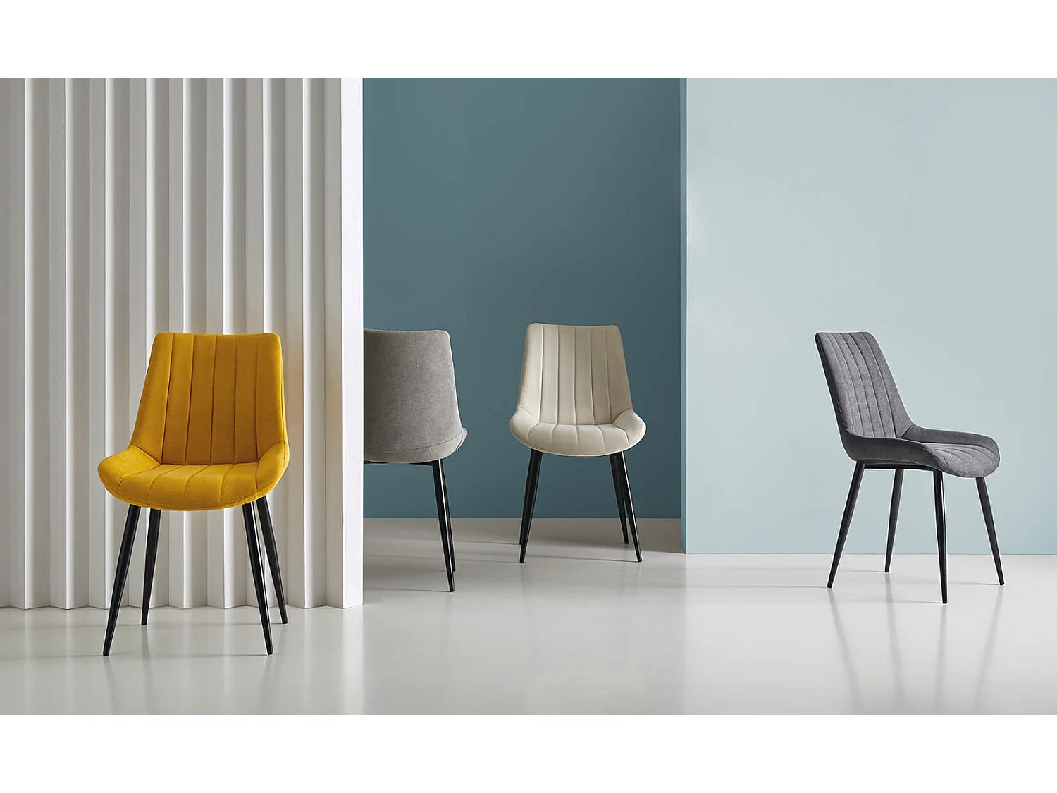 Chaise moderne tissu jaune moutarde matelassé et pieds métal noir Liza