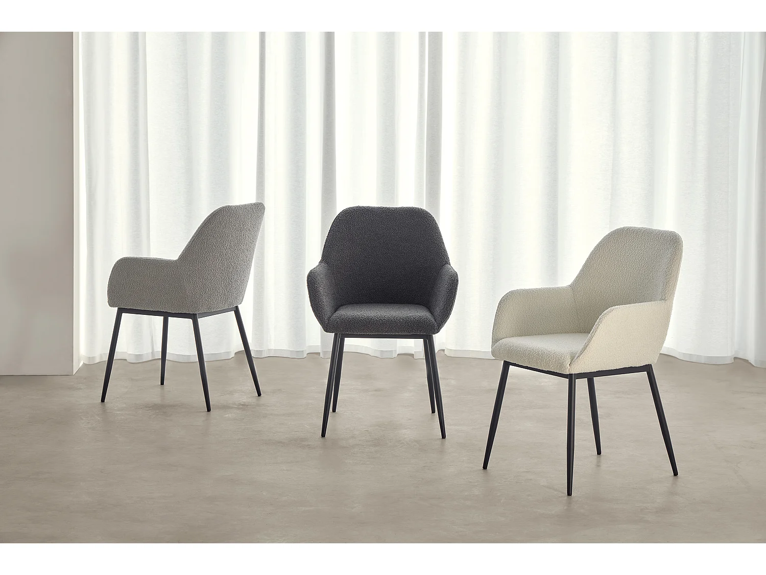 Chaise avec accoudoir tissu effet peau de mouton crème et pieds métal noir Malio