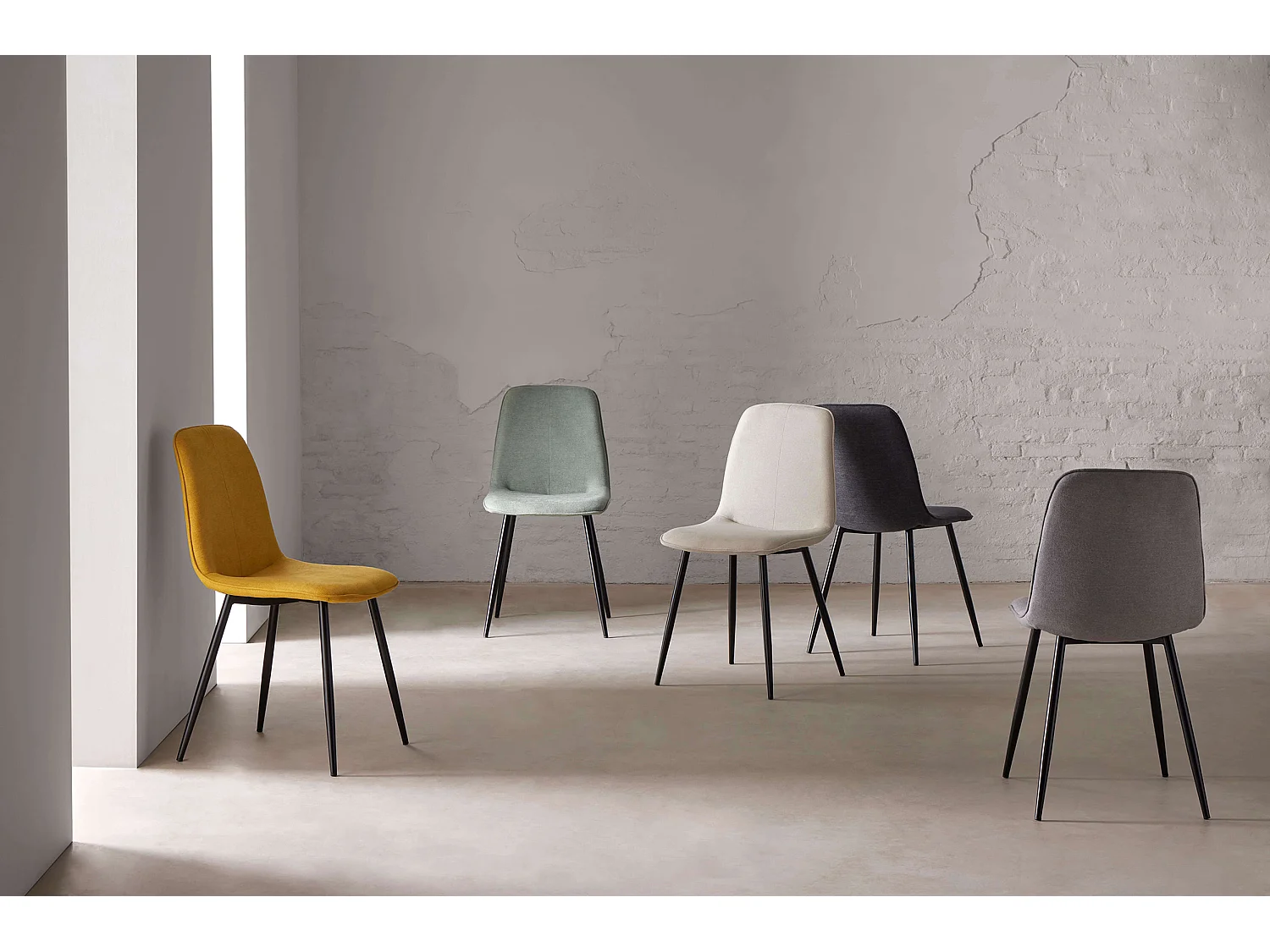 Chaise en tissu avec pieds en métal noir Klara – Lignes incurvées et élégance intemporelle-Couleur Gris foncé