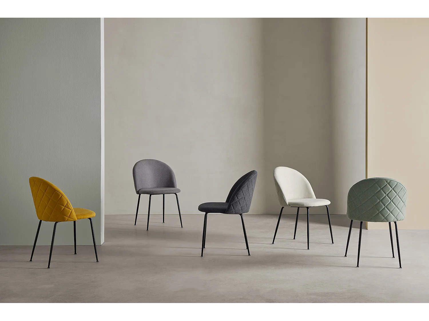 Chaise moderne tissu vert menthe rembourré et pieds métal noir Louba