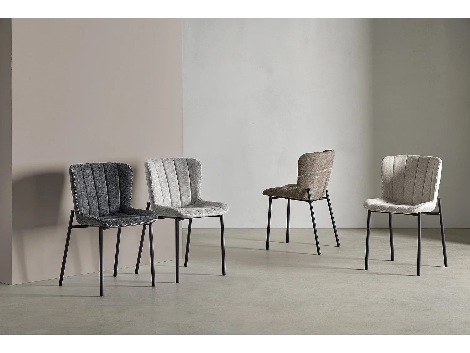 Chaise design tissu gris clair et pieds métal noir Galia