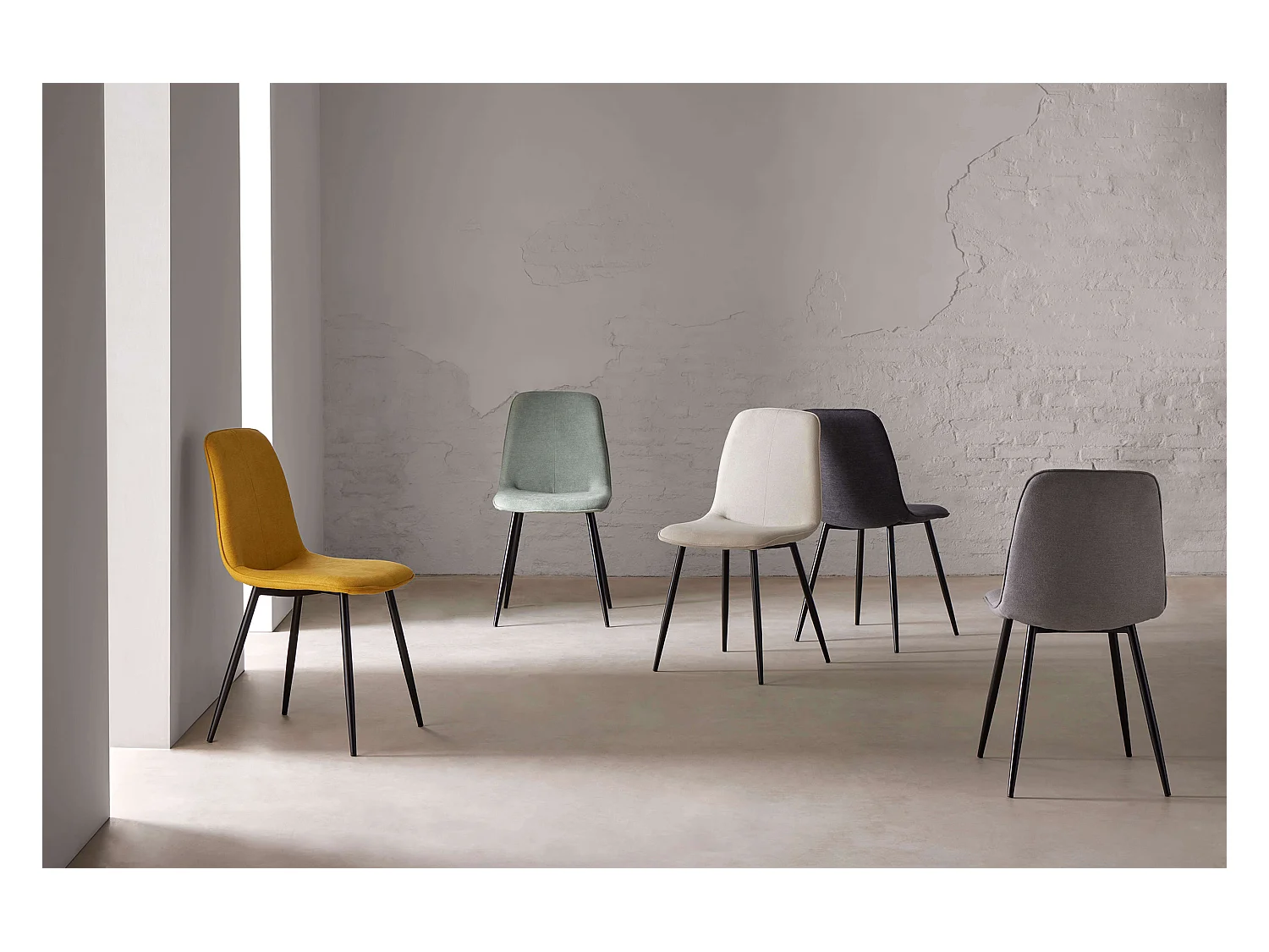 Chaise en tissu avec pieds en métal noir Klara – Lignes incurvées et élégance intemporelle-Couleur Jaune moutarde