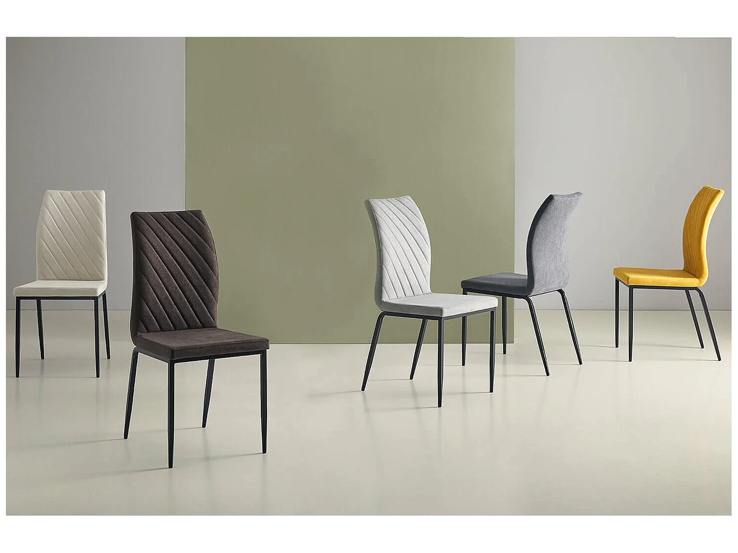 Chaise confort Teva – Tissu matelassé et pieds métal noir pour intérieur moderne-Couleur Gris foncé