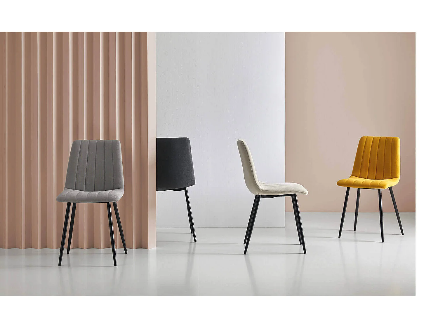 Chaise tissu beige clair matelassé et pieds métal noir Lina