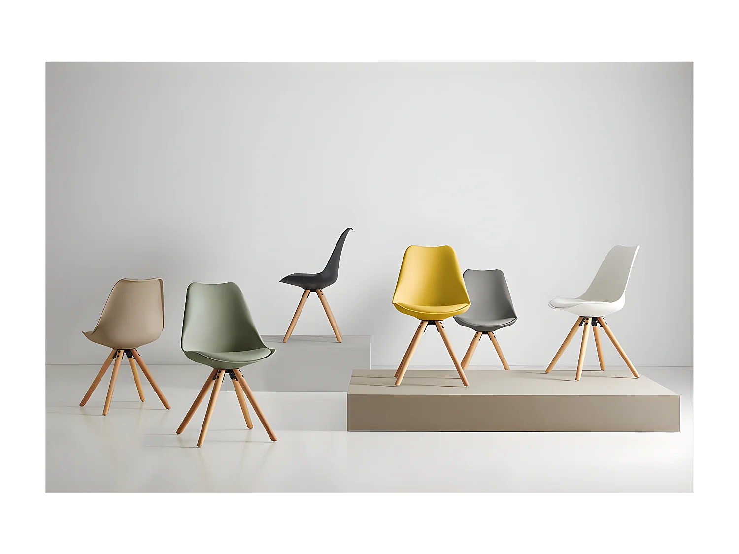 Chaise scandinave noir assise coussin simili cuir Norda