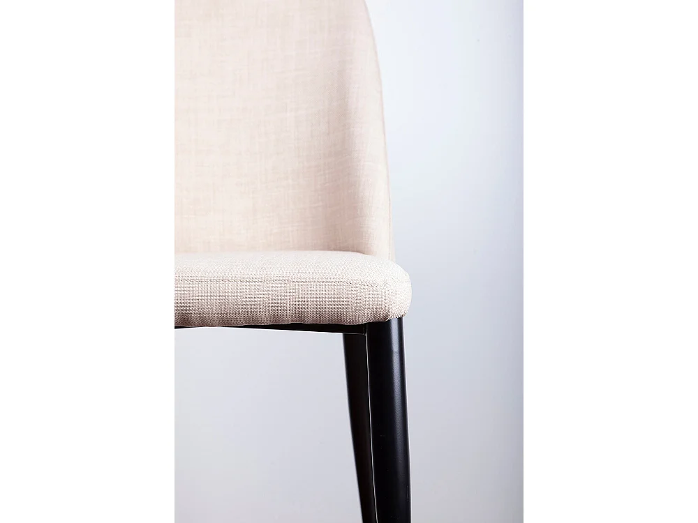 Chaise moderne tissu beige clair rembourré et pieds métal noir Maliza