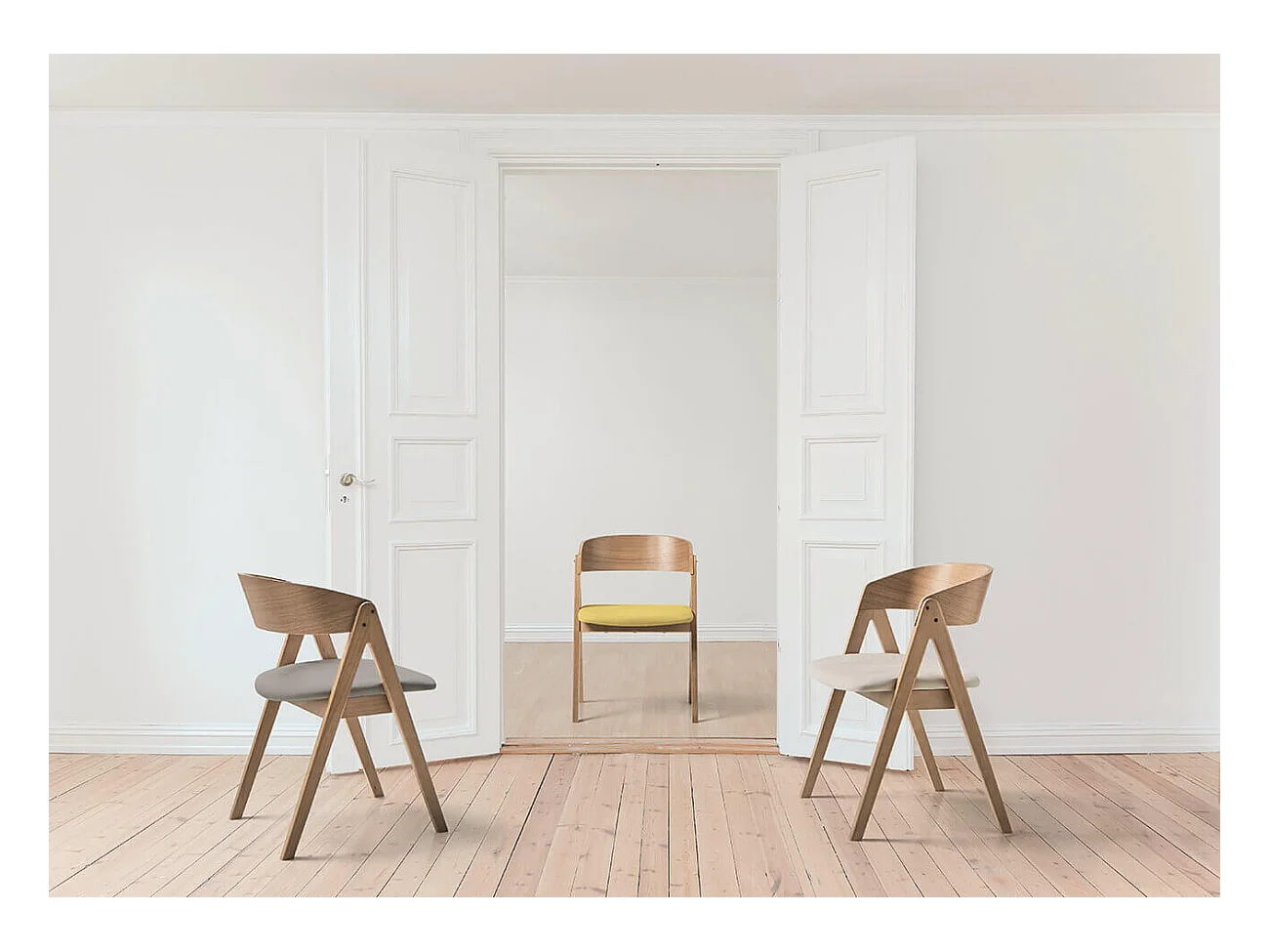 Chaise premium Merka – Structure en bois et assise en tissu confortable-Couleur Marron/Gris clair