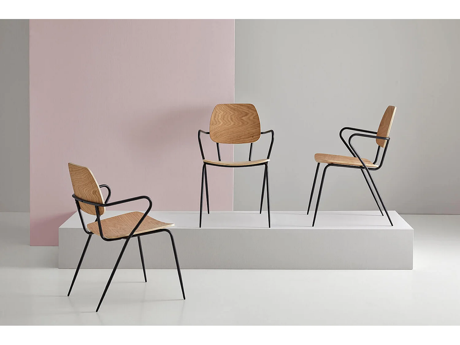 Chaise en bois de chêne et métal noir Dokar