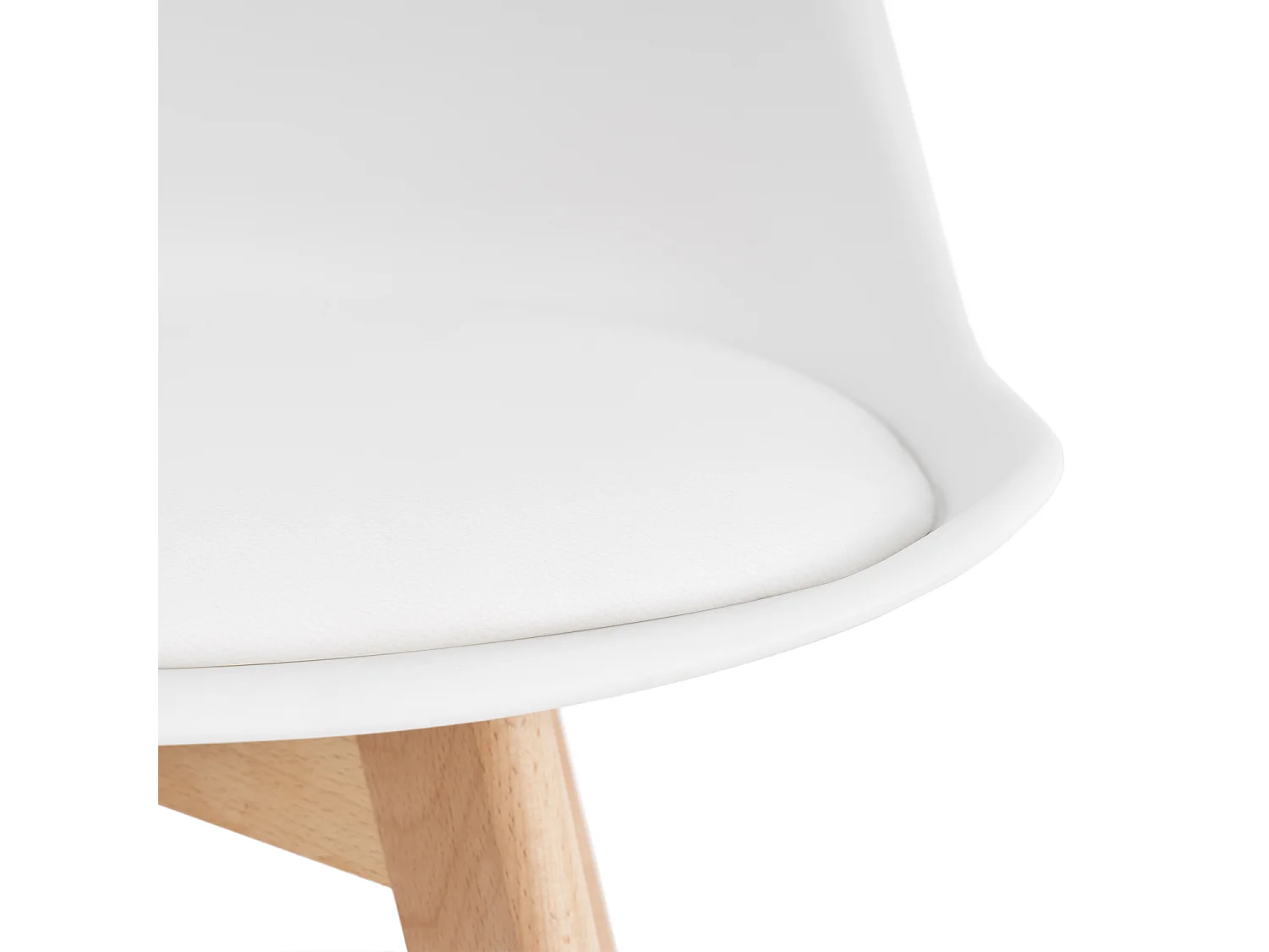 Witte Scandinavische stoel met kunstleren kussen en naturel beukenhouten poten Karena