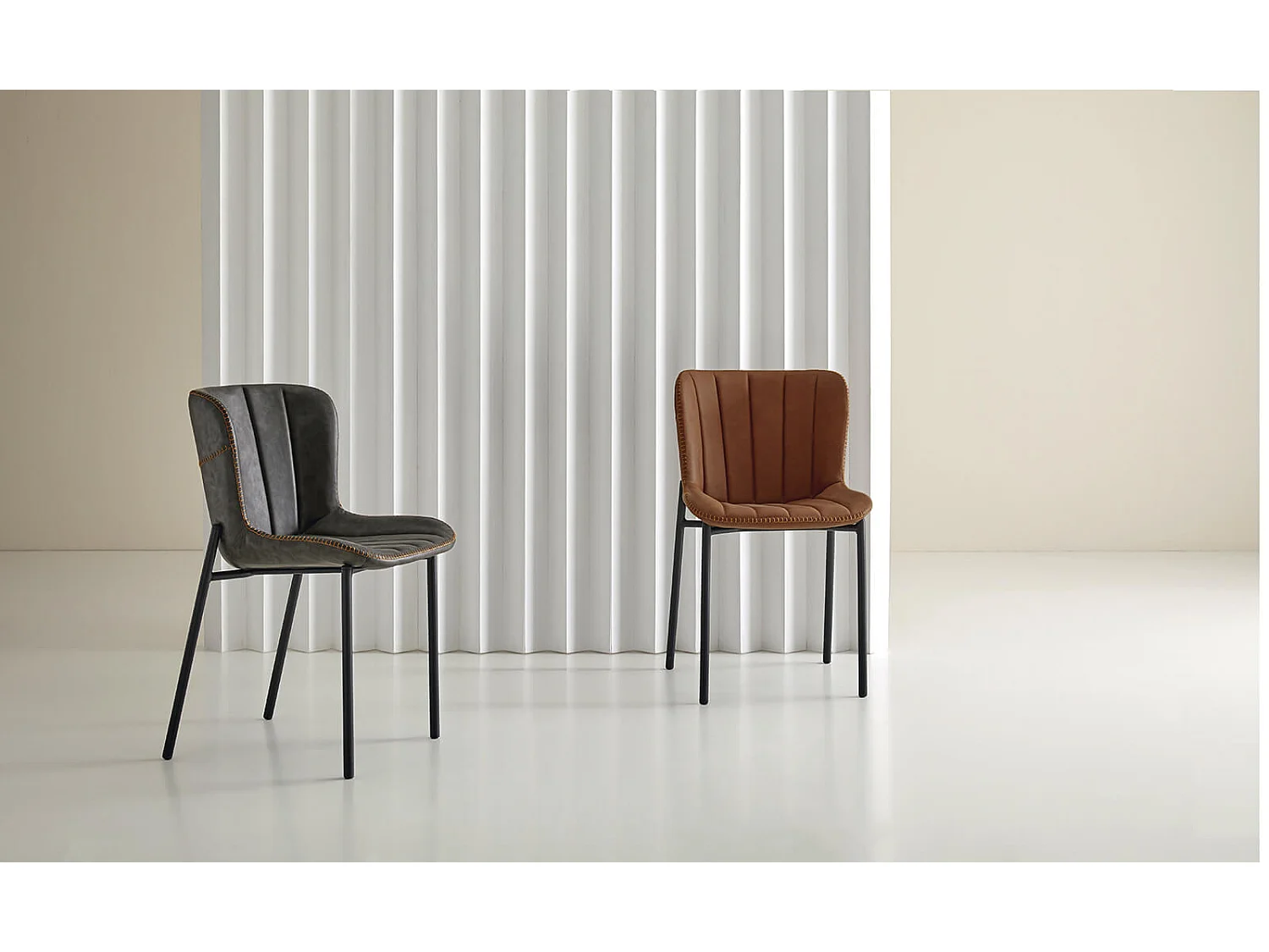 Chaise industrielle similicuir marron et pieds métal noir Mika