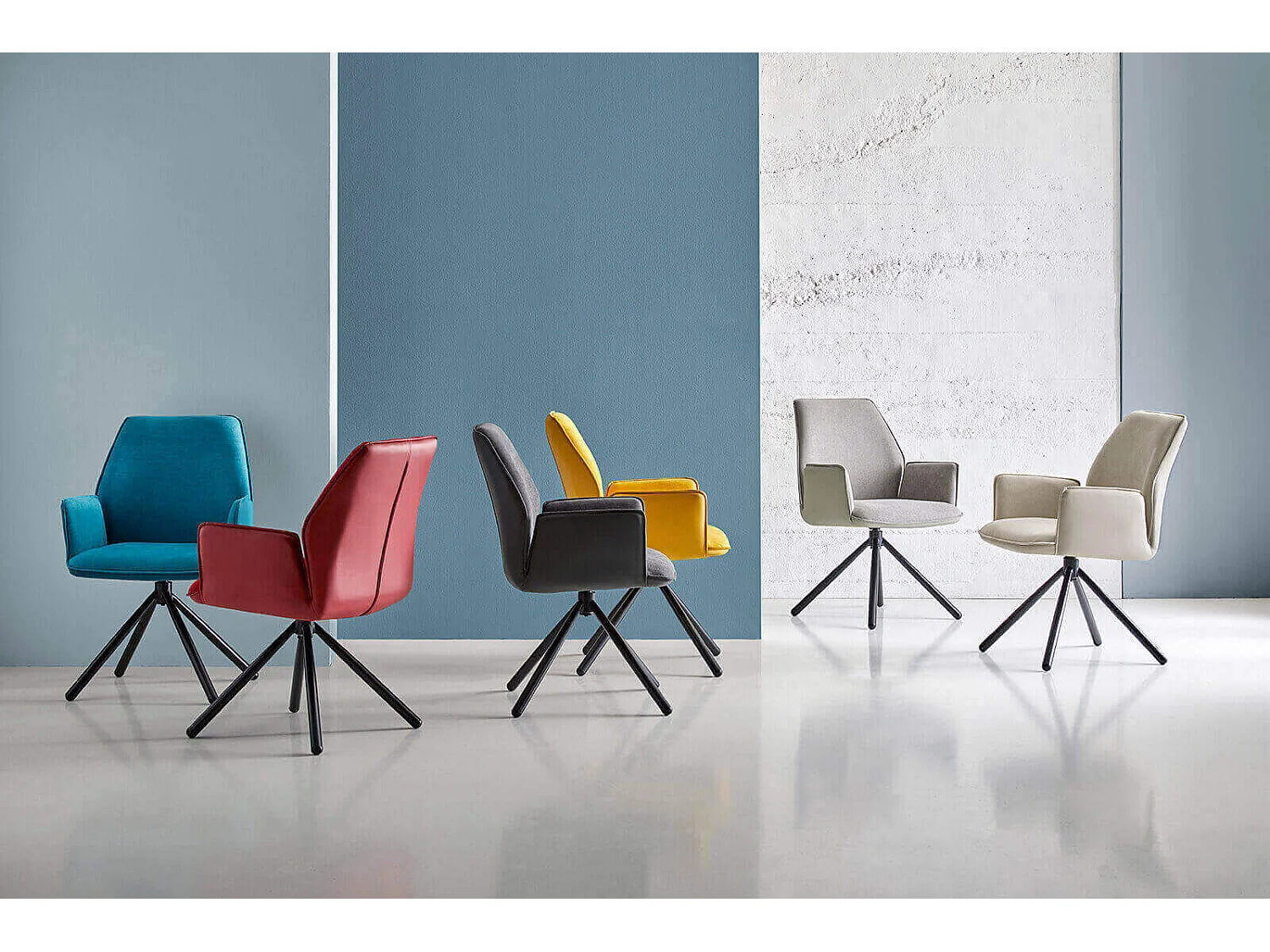 Chaise pivotante à 360º avec accoudoirs tissu gris clair et pieds métal noir Larko