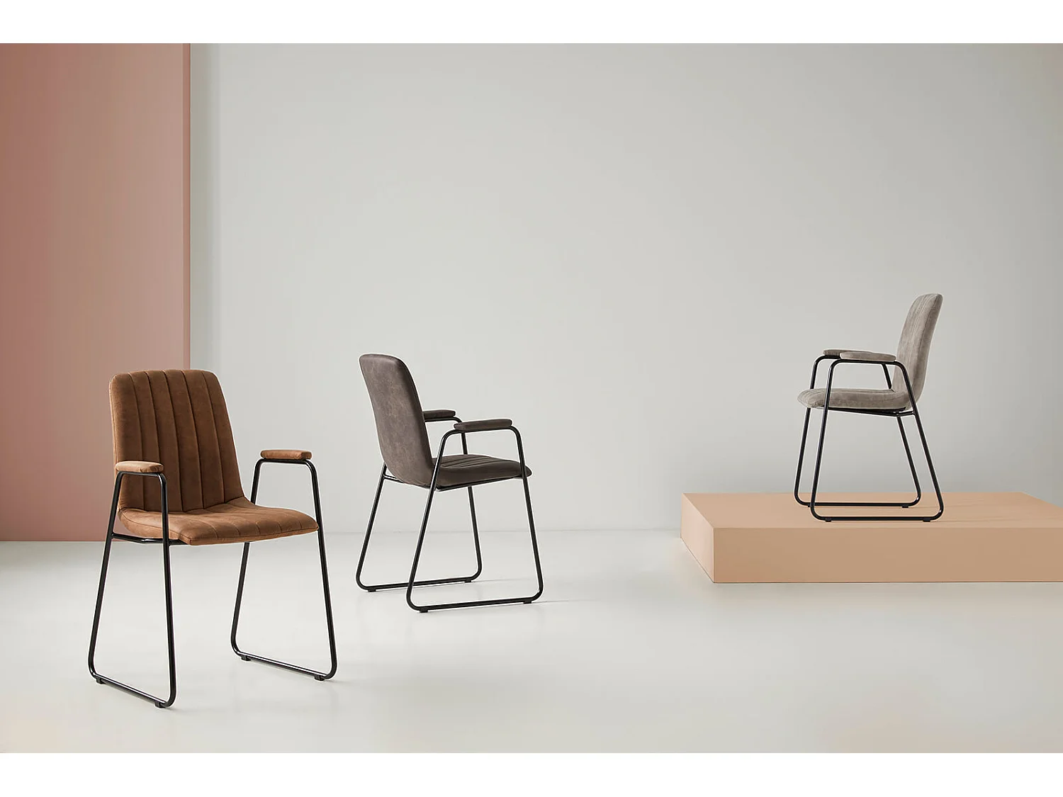 Chaise tissu effet cuir gris foncé et pieds métal noir Kliro