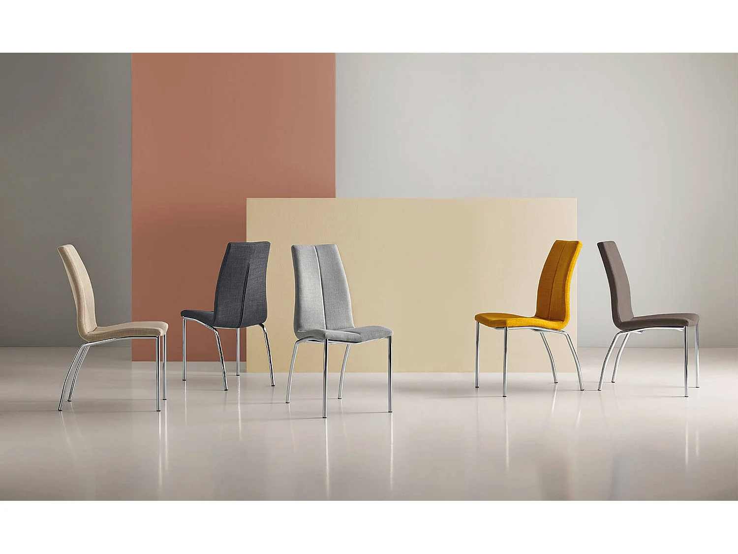 Chaise tissu gris foncé et pieds chromé Karila