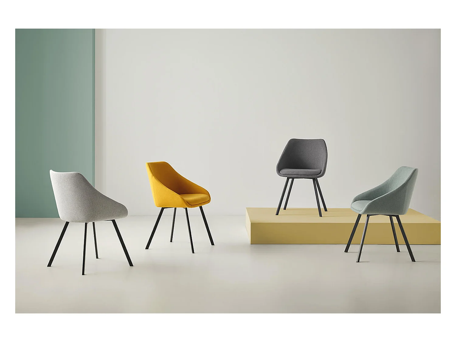 Moderne stoel in mintgroene stof en zwart metalen poten Galie