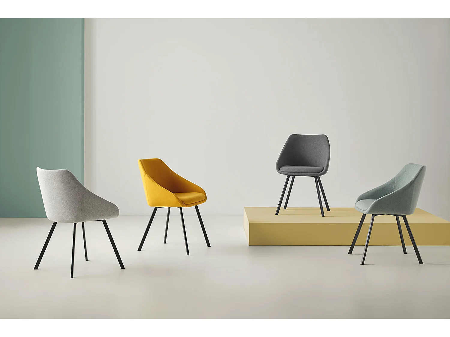 Chaise moderne tissu jaune moutarde et pieds métal noir Galie