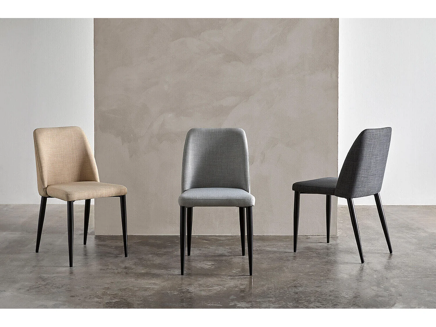 Chaise moderne tissu gris clair rembourré et pieds métal noir Maliza