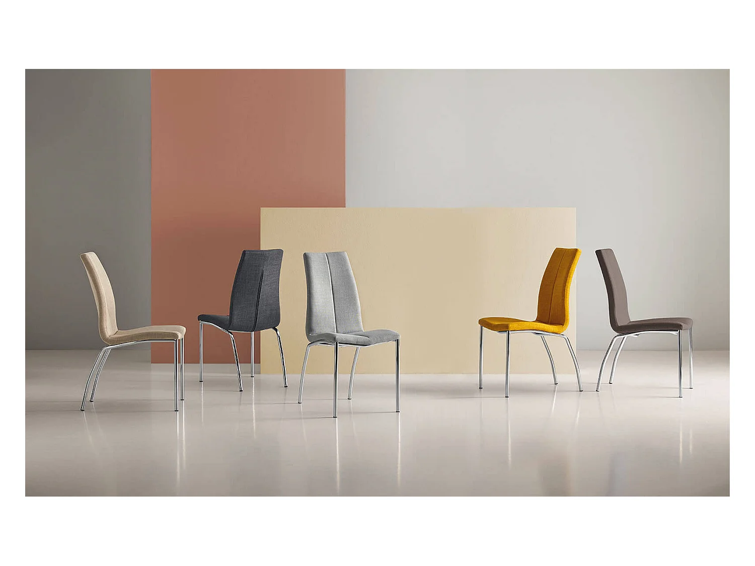 Chaise tissu marron et pieds chromé Karila