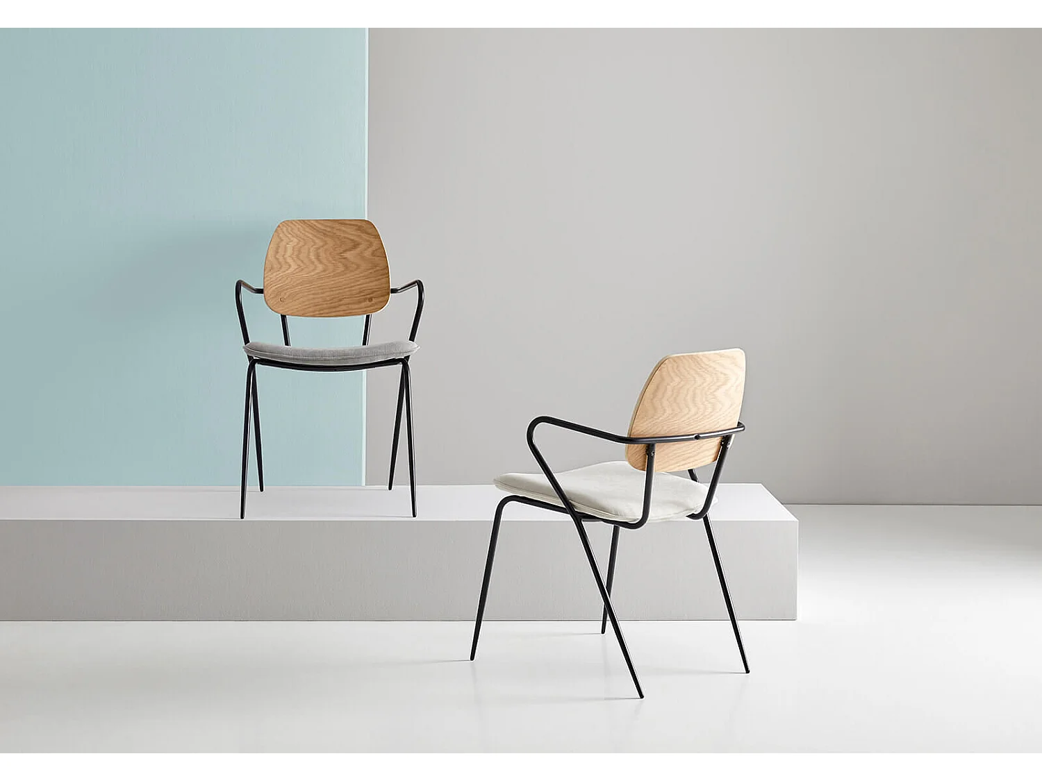 Chaise vintage en bois de chêne et tissu beige clair Dokar