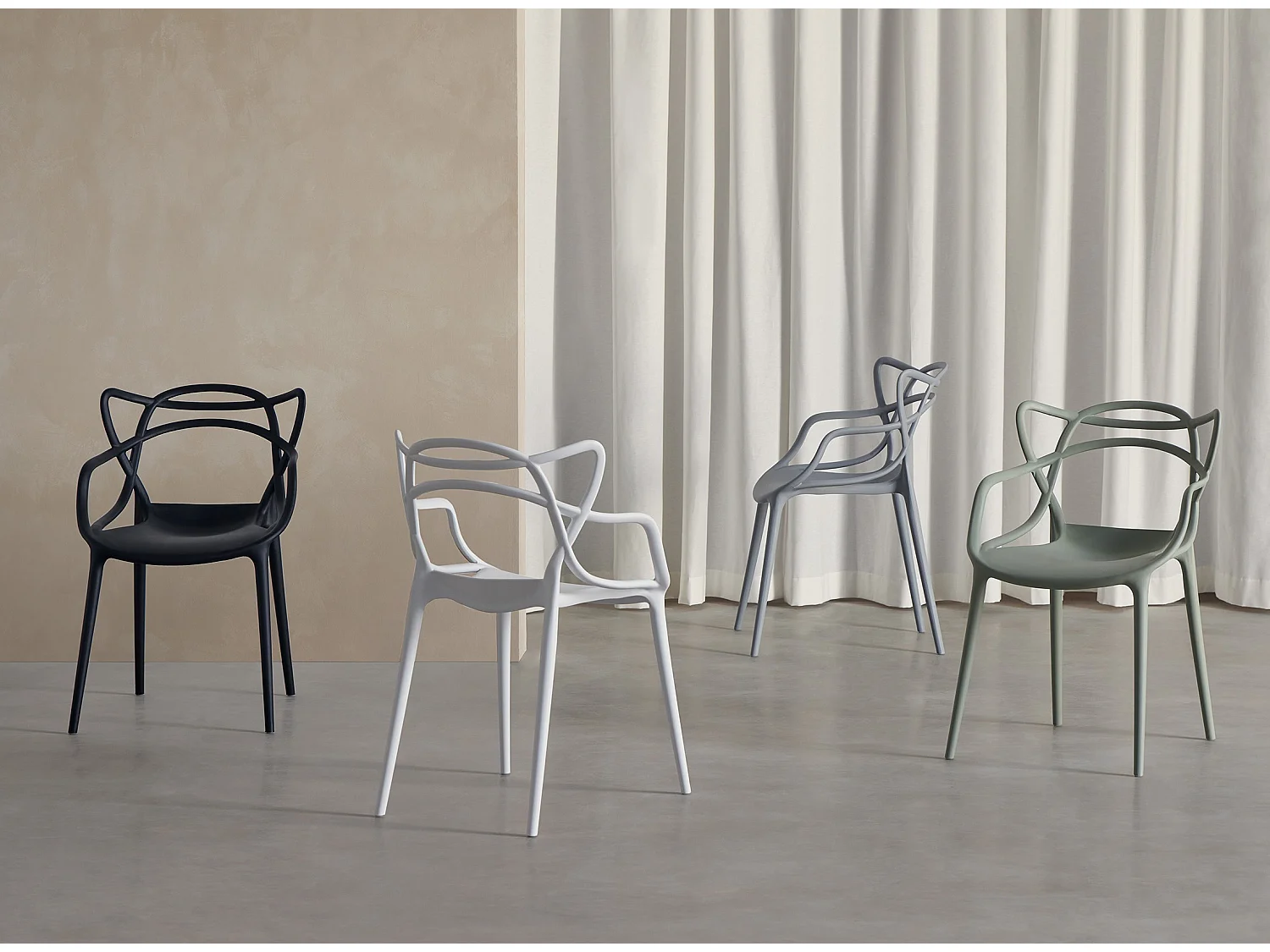 Silla original con reposabrazos Valentino.-Color Moca