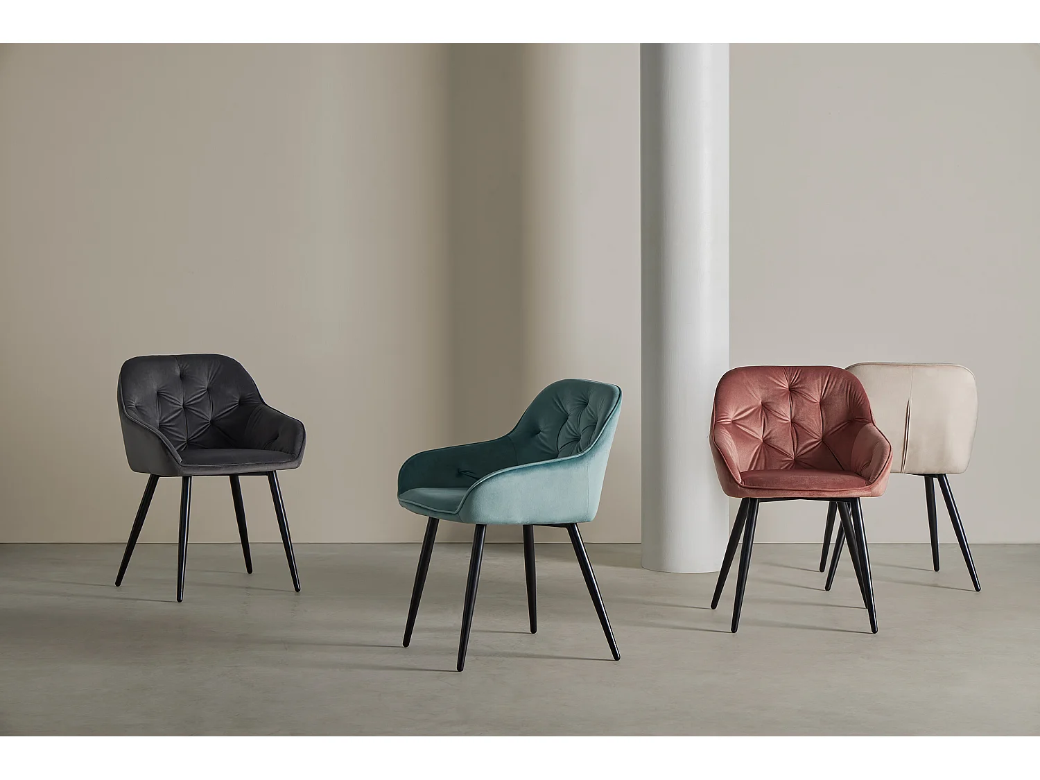 Chaise avec accoudoir velours gris foncé et pieds métal noir Blako