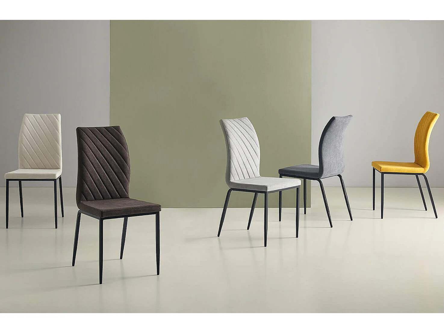 Chaise confort Teva – Tissu matelassé et pieds métal noir pour intérieur moderne-Couleur Beige clair