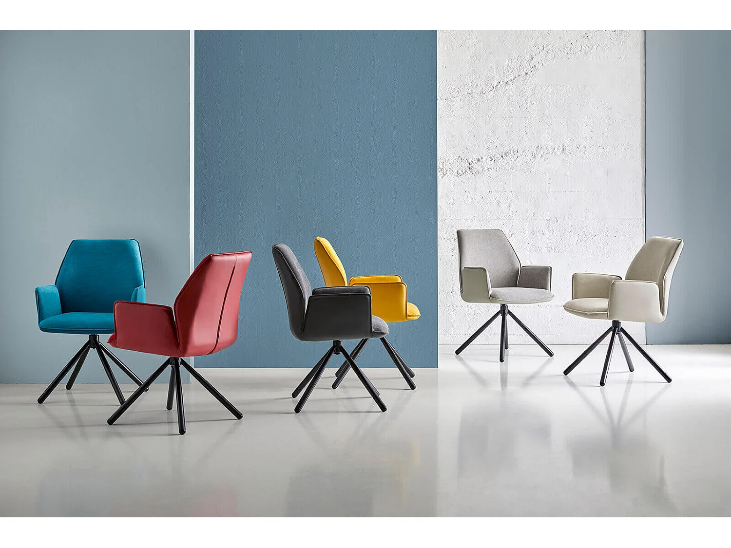 Chaise pivotante à 360º avec accoudoirs tissu gris foncé et pieds métal noir Larko