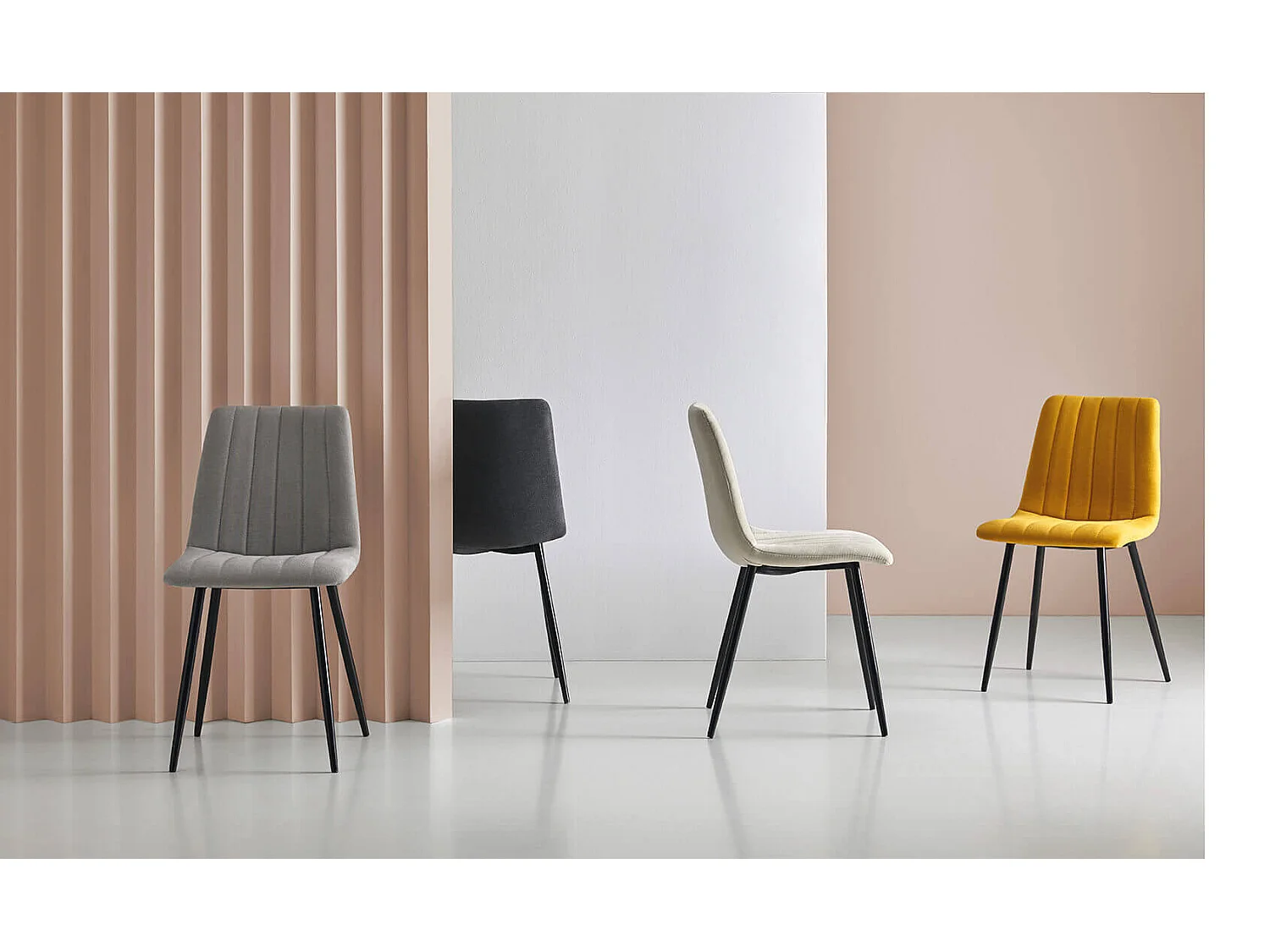 Chaise tissu gris clair matelassé et pieds métal noir Lina