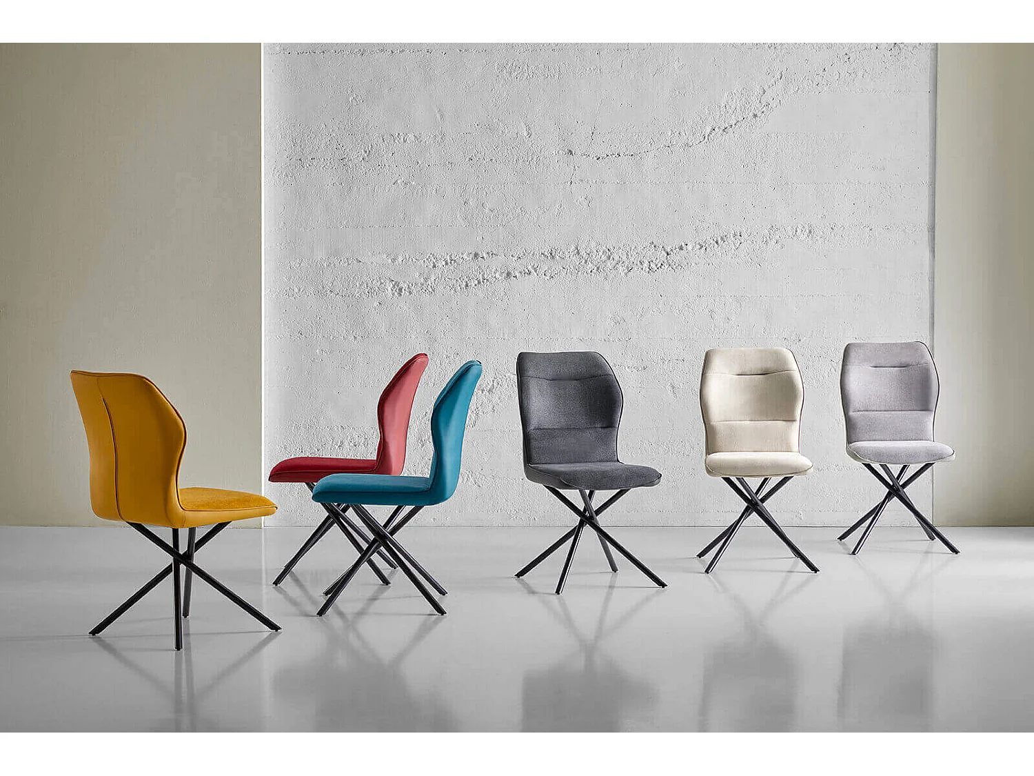 Chaise confortable tissu beige clair rembourré et pieds croisés métal noir Klea