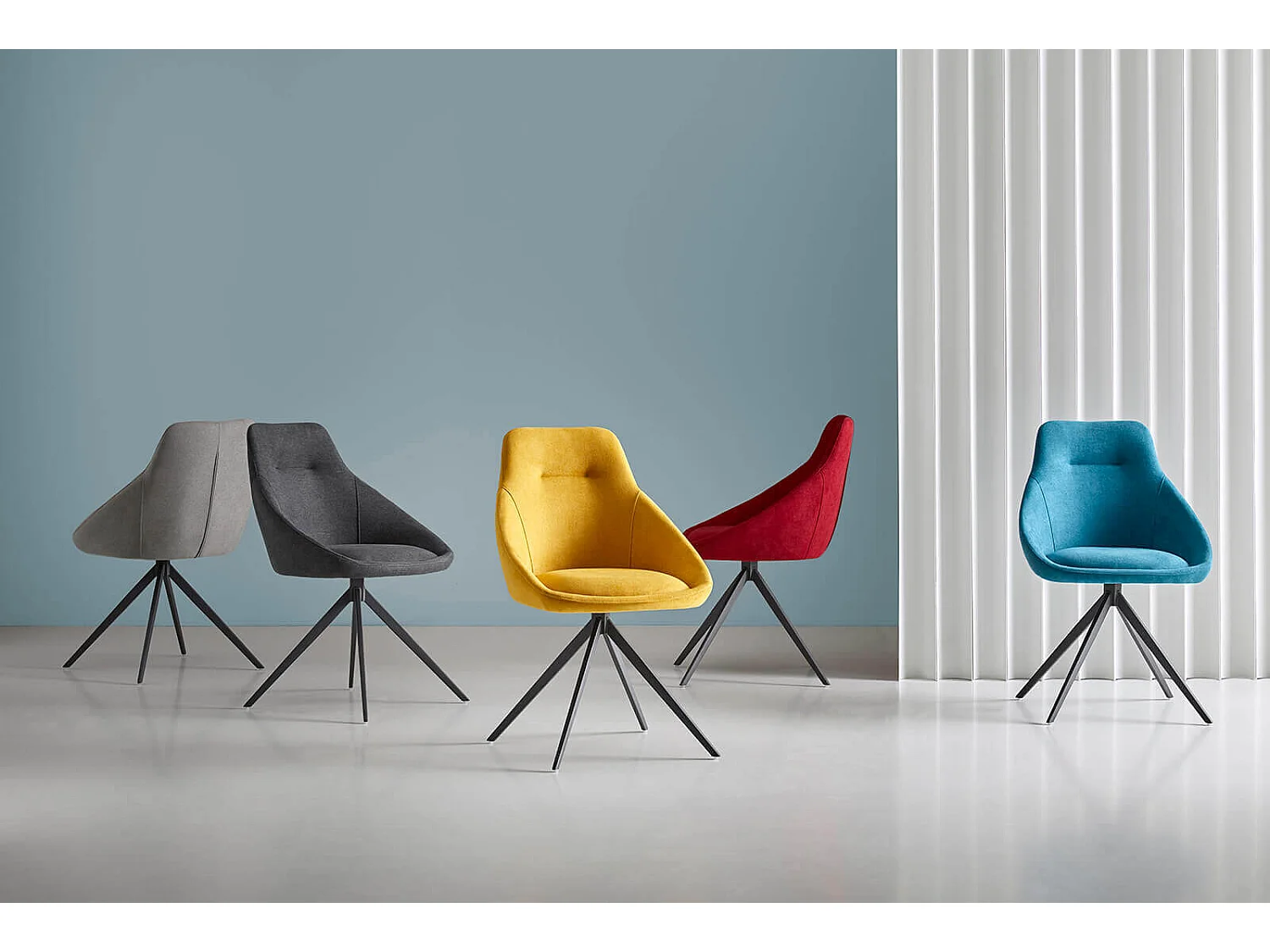 Chaise pivotante à 180º avec accoudoirs tissu gris foncé et pieds métal noir kalo