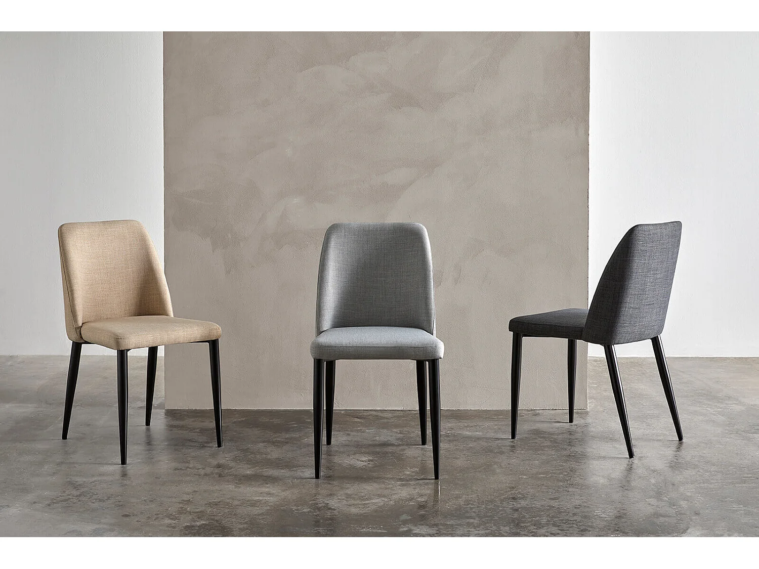 Chaise moderne tissu gris foncé rembourré et pieds métal noir Maliza