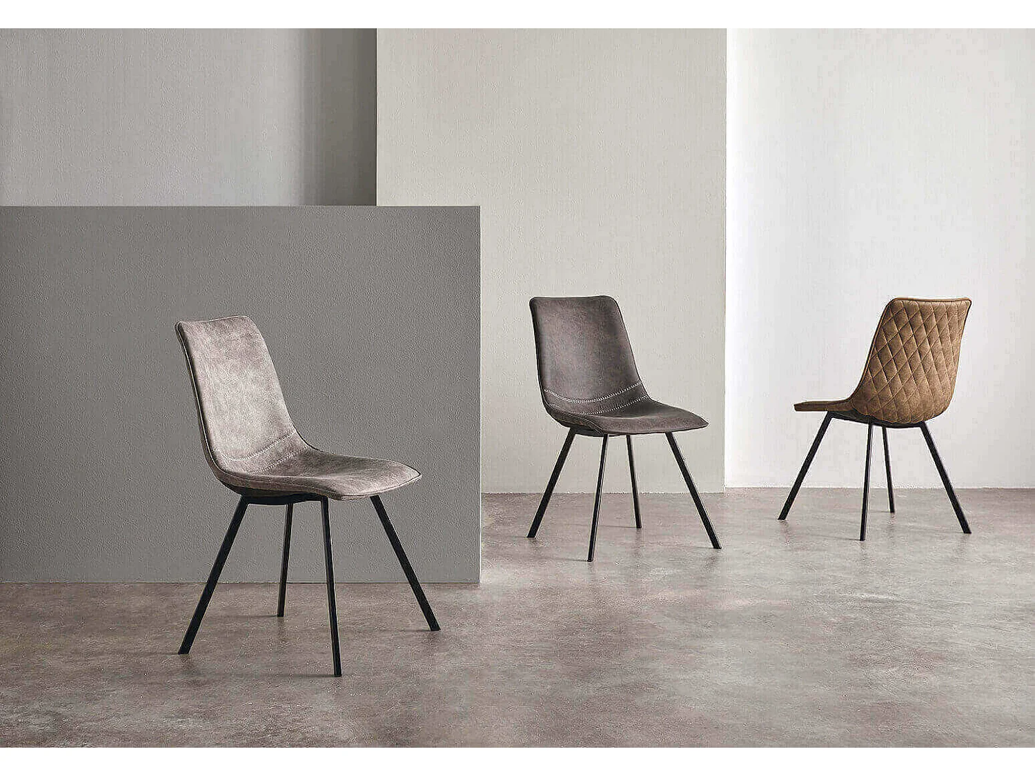 Chaise tissu imitation cuir gris foncé et pieds métal noir Brika