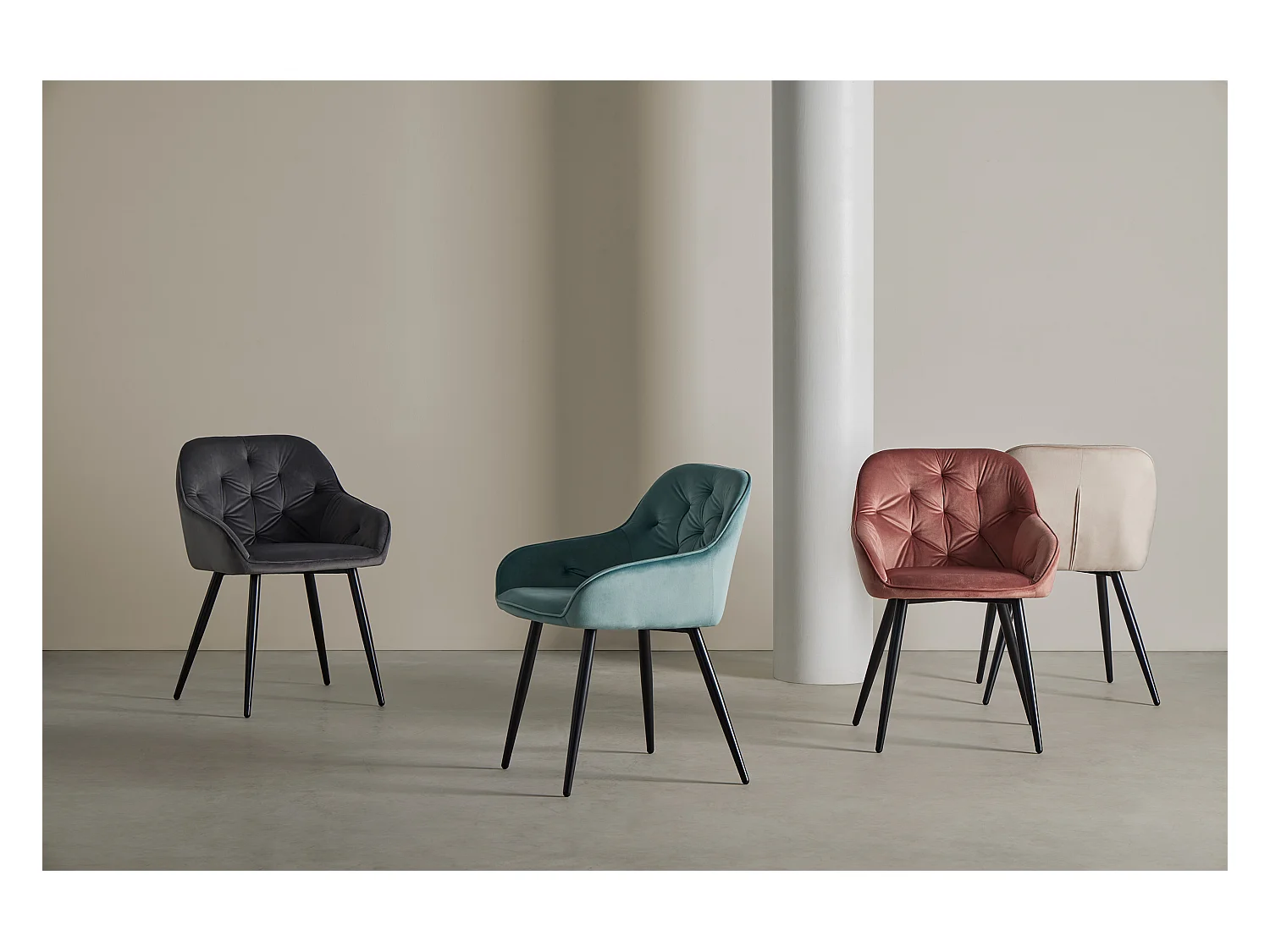 Chaise avec accoudoir velours abricot et pieds métal noir Blako