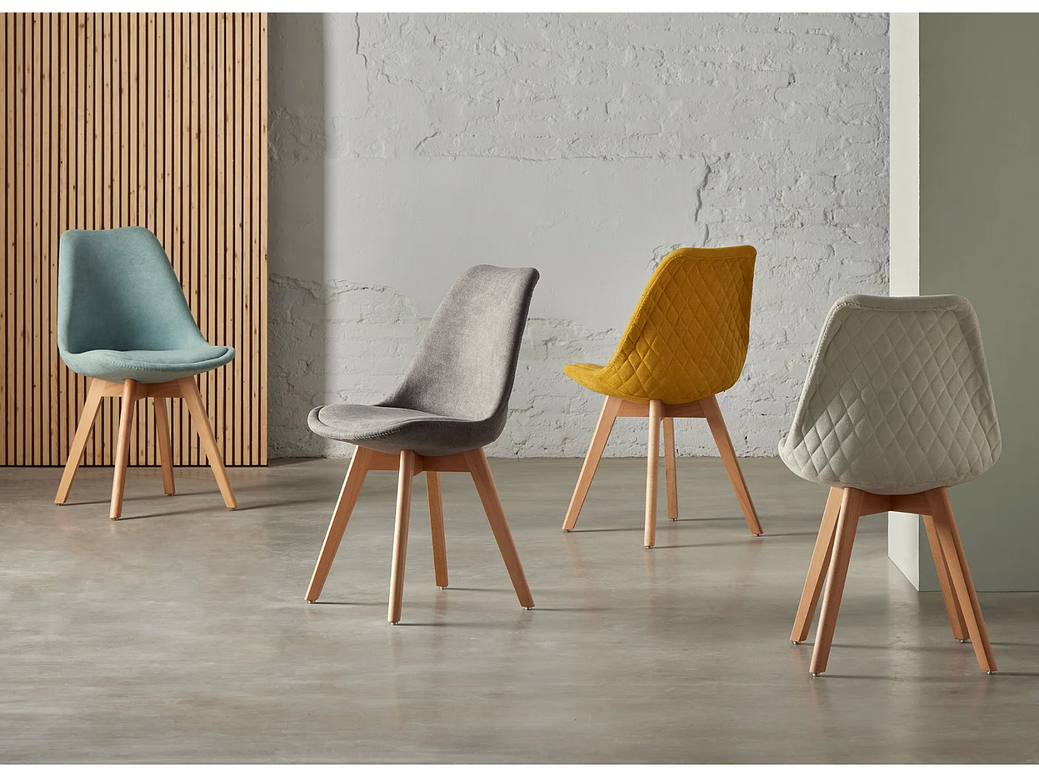 Chaise scandinave en tissu doux et bois de Hêtre Romba – Confort et élégance-Couleur Gris