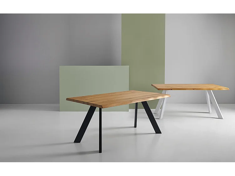 Table à manger industrielle Brokate – Chêne massif clair et pieds métal-Couleur Naturel/Noir-Largeur 220 cm