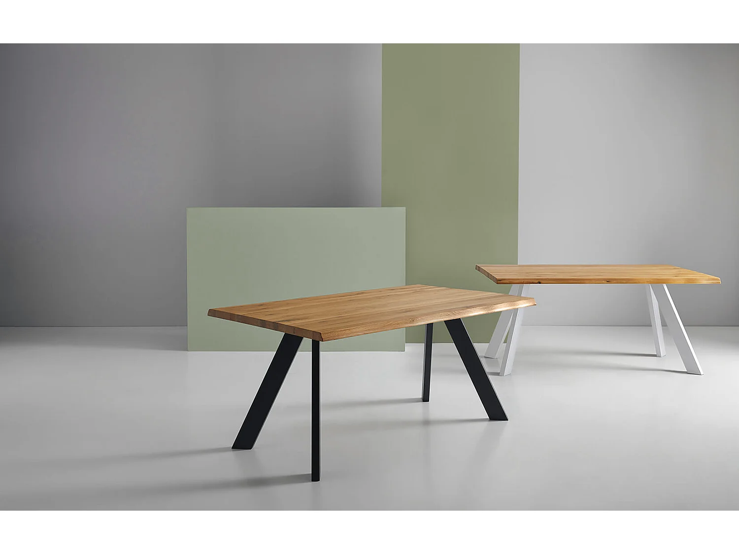 Table à manger industrielle Brokate – Chêne massif clair et pieds métal-Couleur Naturel/Blanc-Largeur 220 cm