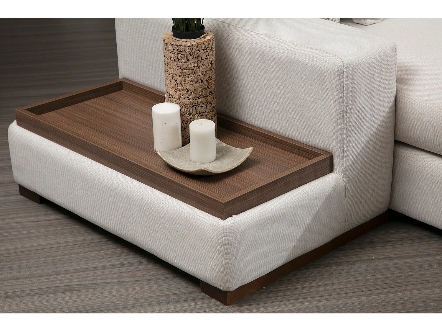 Canapé panoramique tissu beige clair avec étagère en bois et grande méridienne à droite Zabora 374cm