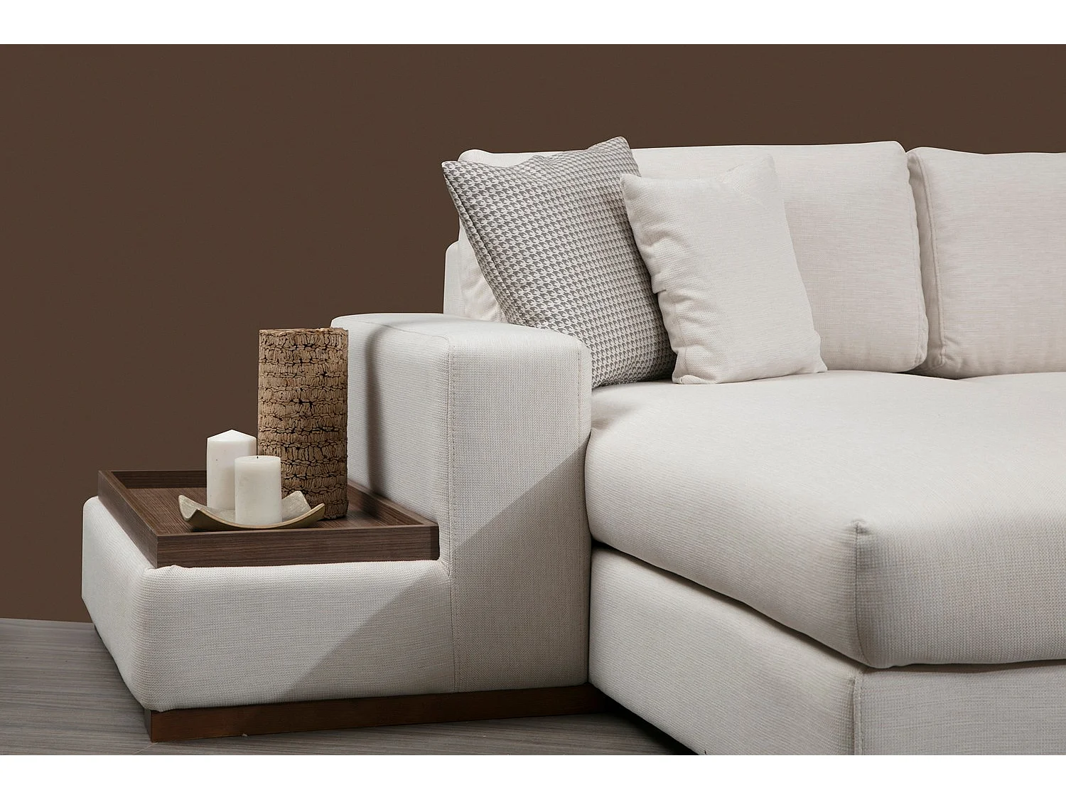 Canapé panoramique tissu beige clair avec étagère en bois et grande méridienne à droite Zabora 374cm