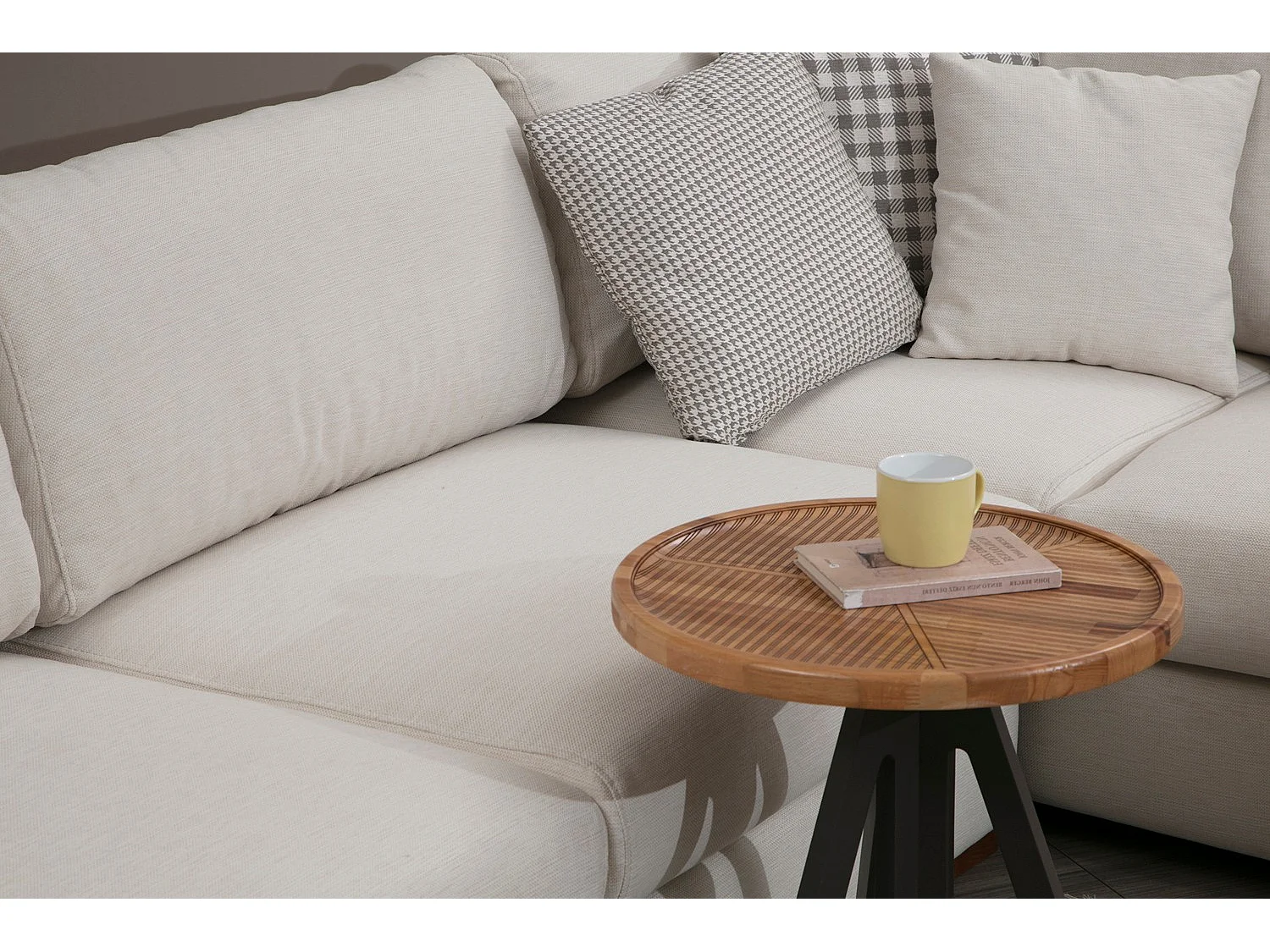 Canapé panoramique tissu beige clair avec étagère en bois et grande méridienne à droite Zabora 374cm