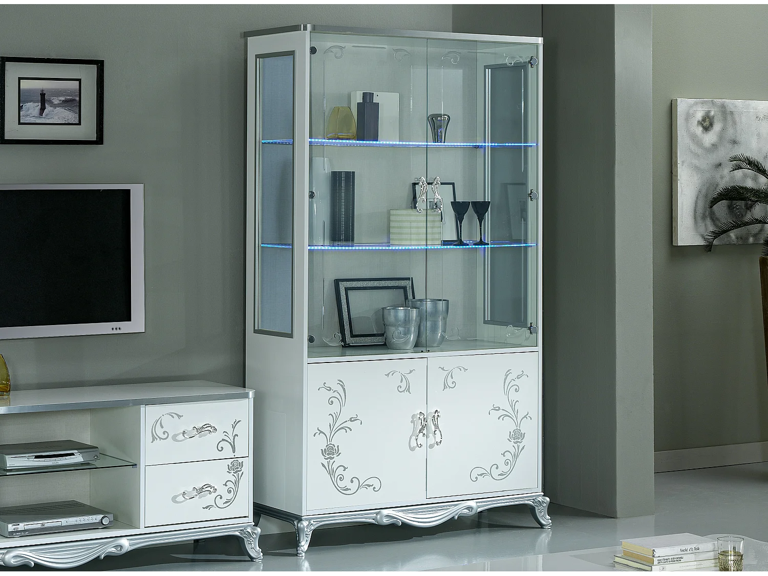 Vitrine à LED 4 portes bois laqué blanc et argent Dannie