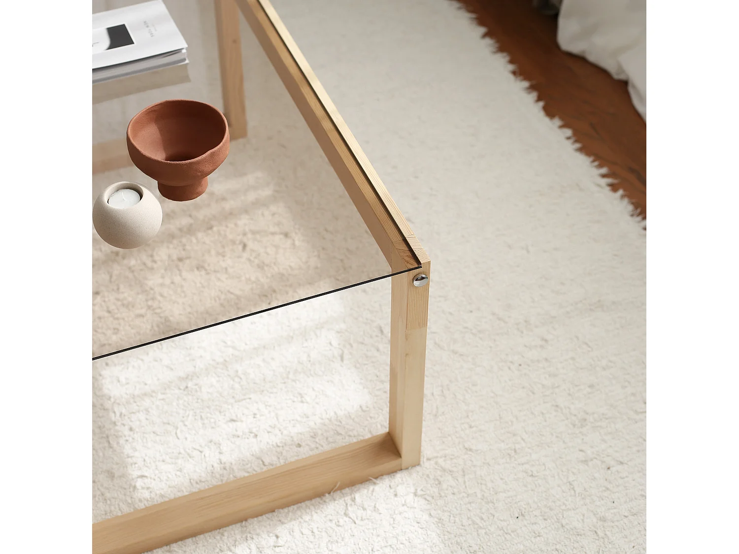 Petite table basse en bois massif naturel et plateau en verre trempé Darone 85cm