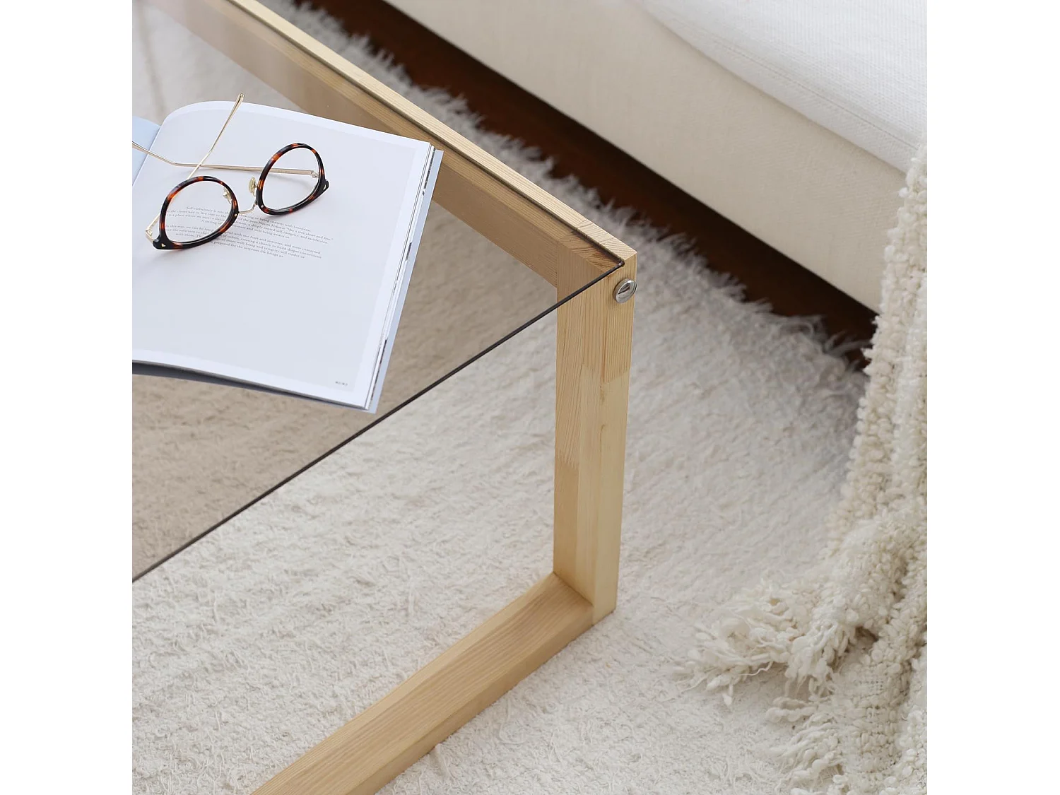 Petite table basse en bois massif naturel et plateau en verre trempé Darone 85cm